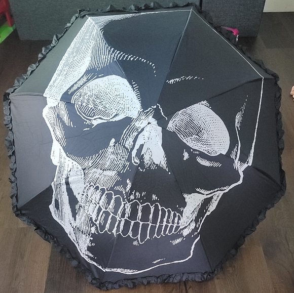 Sourpuss Accessories - Skull umbrella